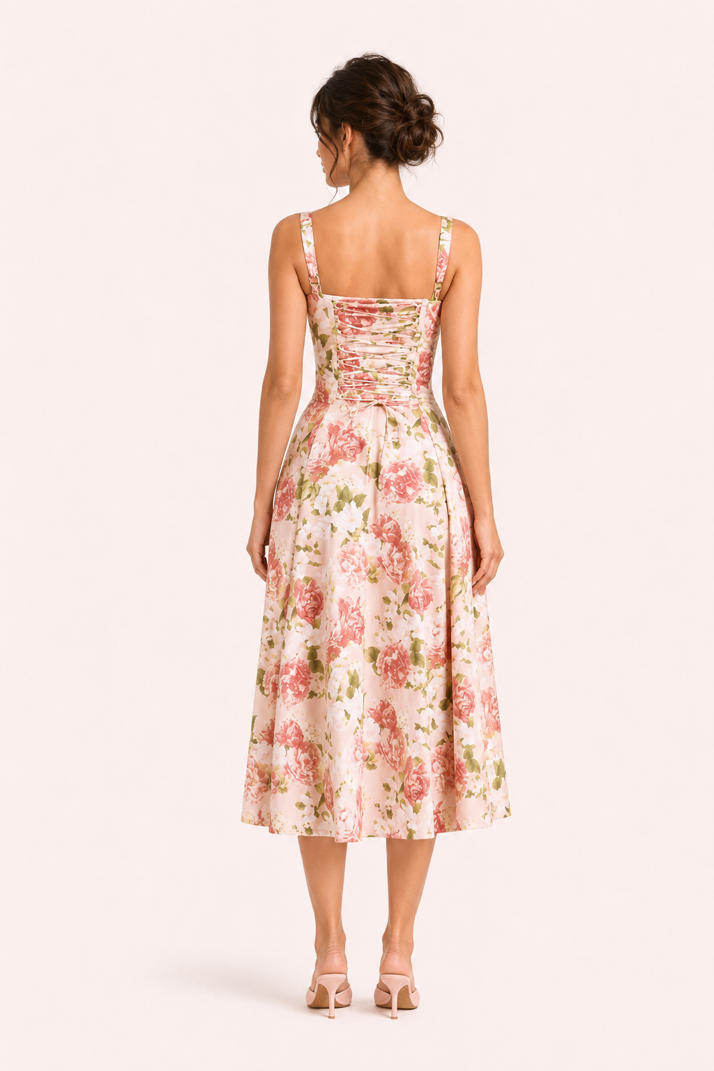 Elegante roze gebloemde midi-jurk voor dames met wijde rok en brede banden, ideaal als zomer- of feestjurk.