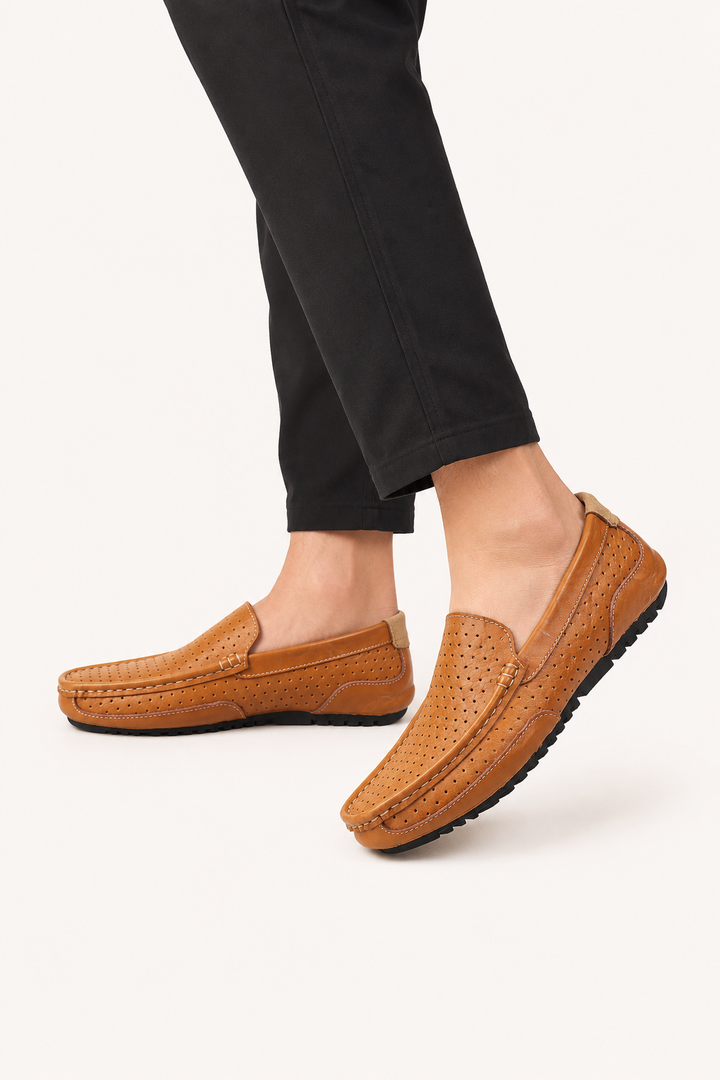Stijlvolle heren slip-on schoenen in blauw. Ademende, comfortabele instappers voor een casual zomerlook.