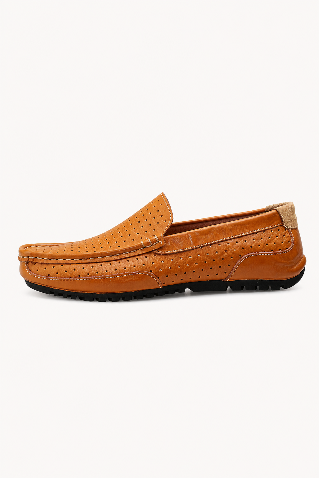Detail van de ademende stof van zwarte heren instappers. Zomerse, comfortabele mocassins voor mannen.