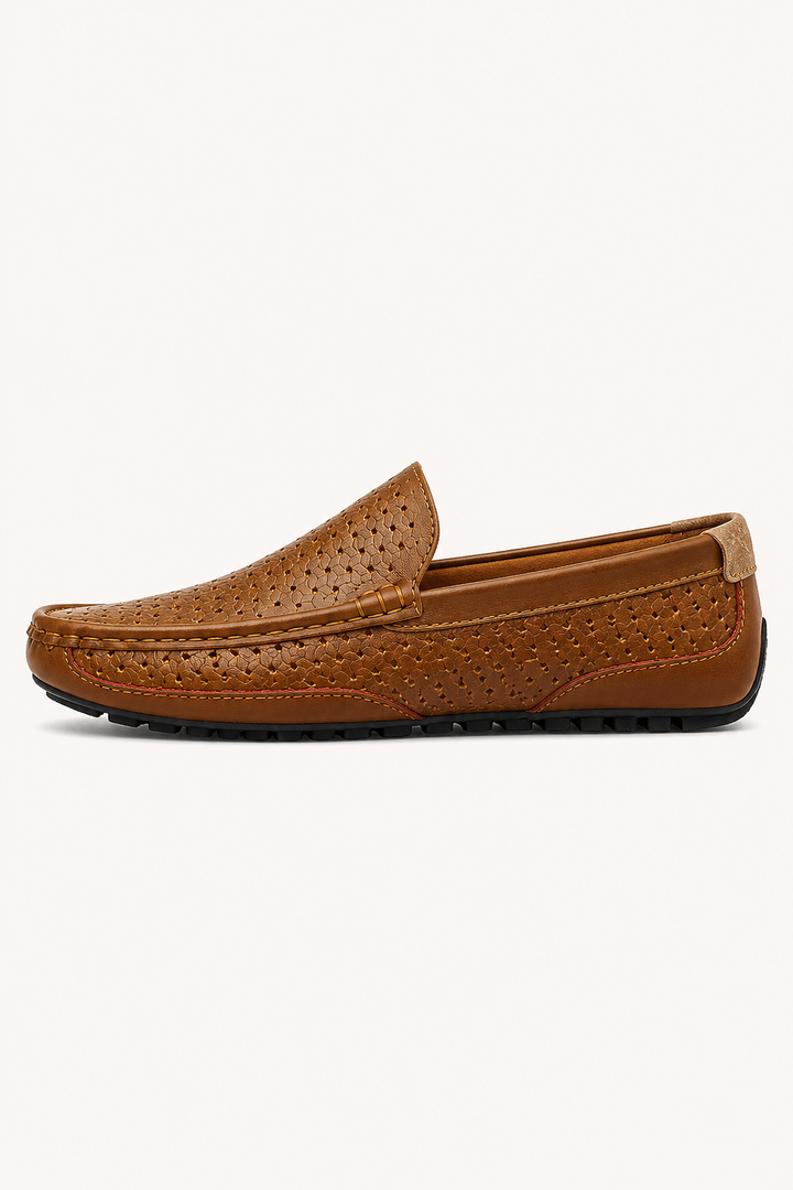 Voorzijde van zwarte heren instappers. Casual, ademende slip-on schoenen met comfortabele pasvorm voor mannen.