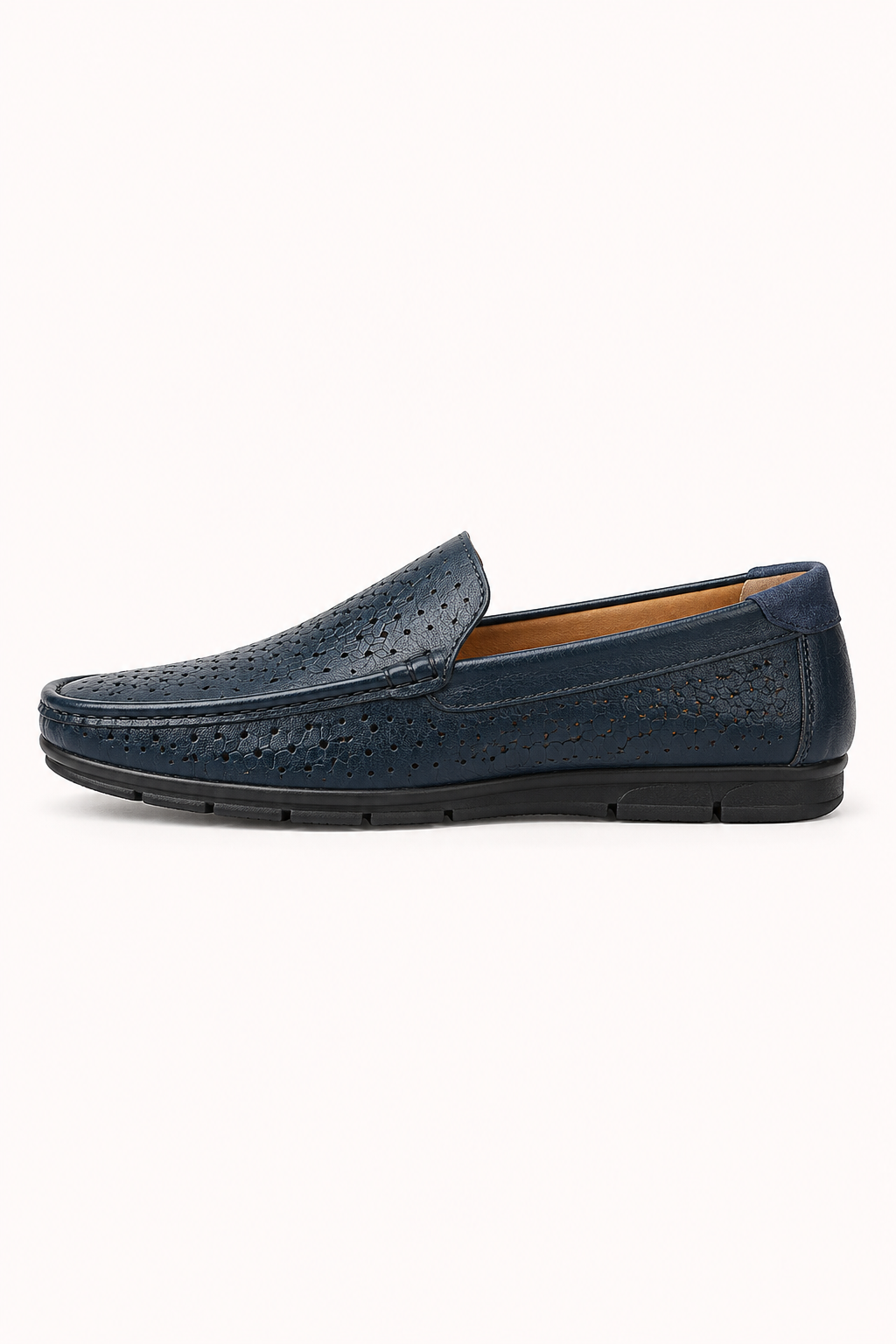 Man draagt comfortabele khaki heren instappers. Casual slip-on schoenen, perfect voor een ontspannen zomerdag.