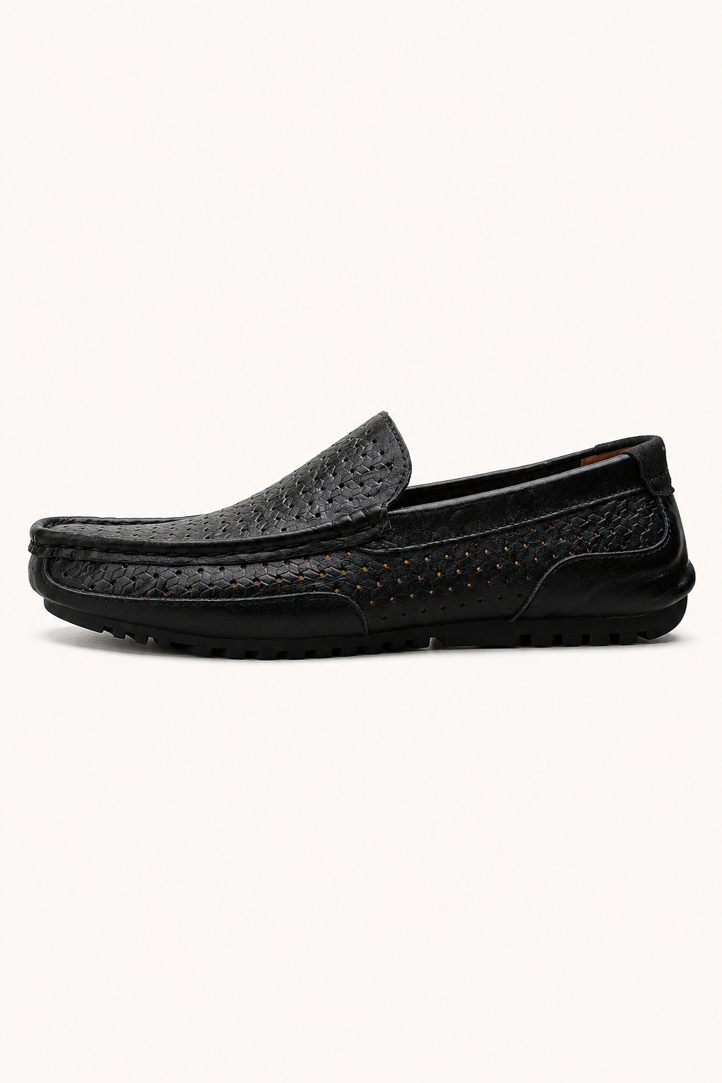 Zijkant van koffiekleurige heren mocassins. Comfortabele en stijlvolle slip-on schoenen, ademend voor de zomer.