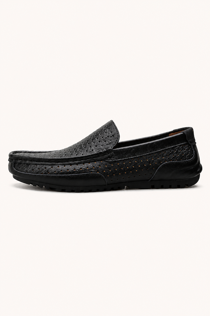 Zijkant van koffiekleurige heren mocassins. Comfortabele en stijlvolle slip-on schoenen, ademend voor de zomer.