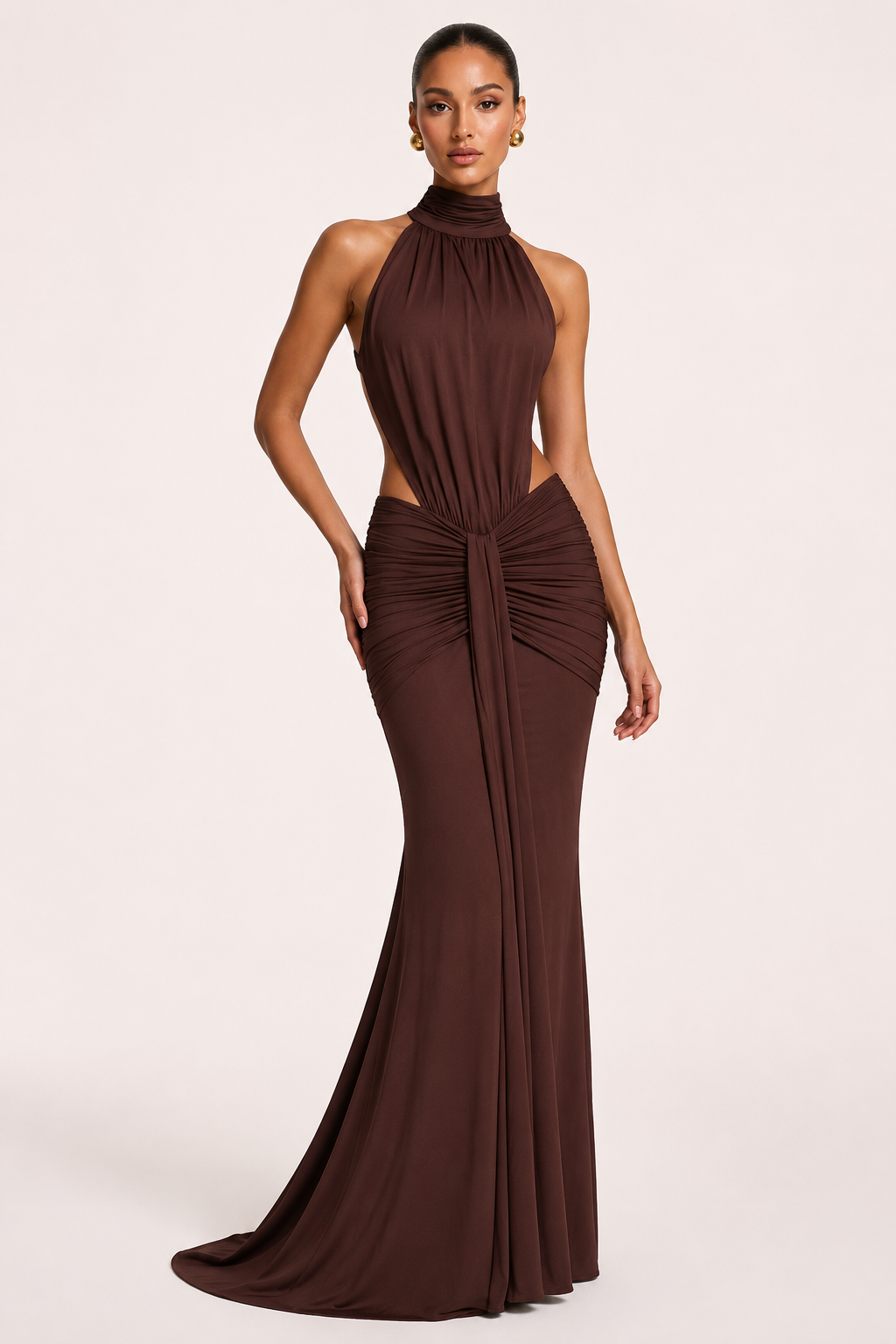 Elegante lange rode dames galajurk met halternek en slanke pasvorm, perfect voor avonden en feesten.