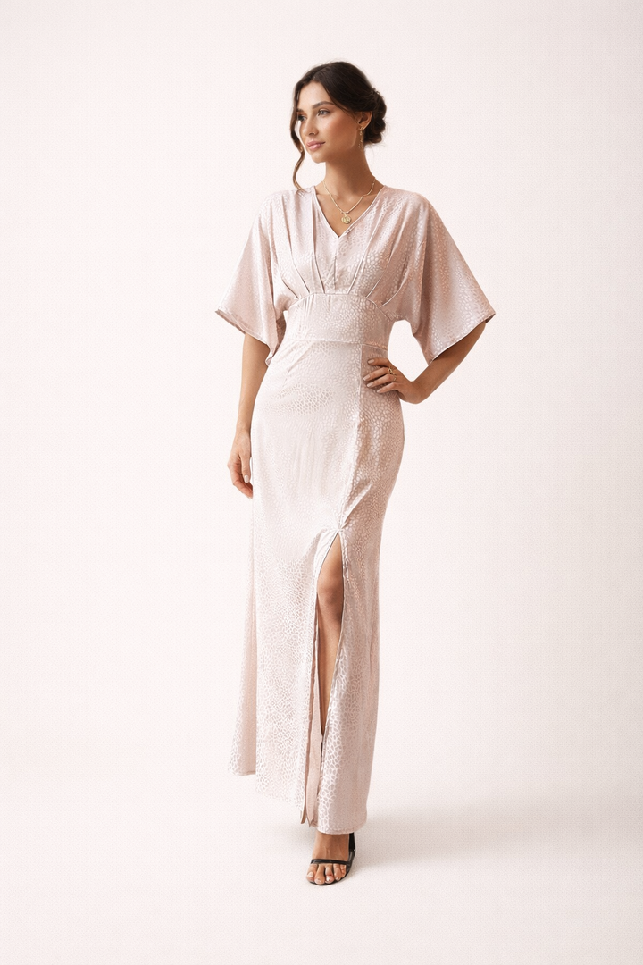 Stijlvolle dames maxi jurk in lichtroze met korte mouwen en praktische zijsplit, een comfortabele en casual zomeroutfit.