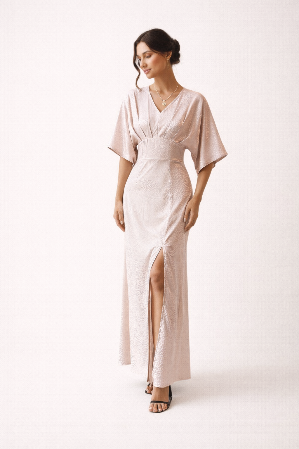 Lichtroze comfortabele maxi jurk voor dames met korte mouwen en elegante zijsplit, perfect voor casual zomerse dagen.