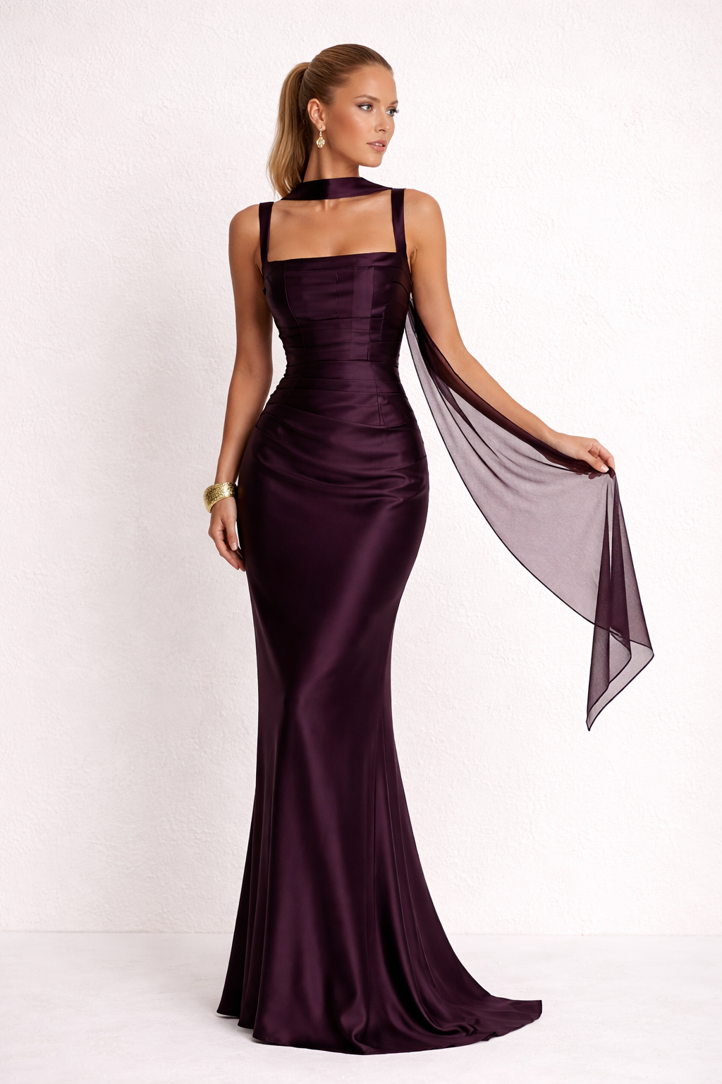Zomerse elegante dames jurk, mouwloos en lang. Een slanke feestjurk voor een chique uitstraling.