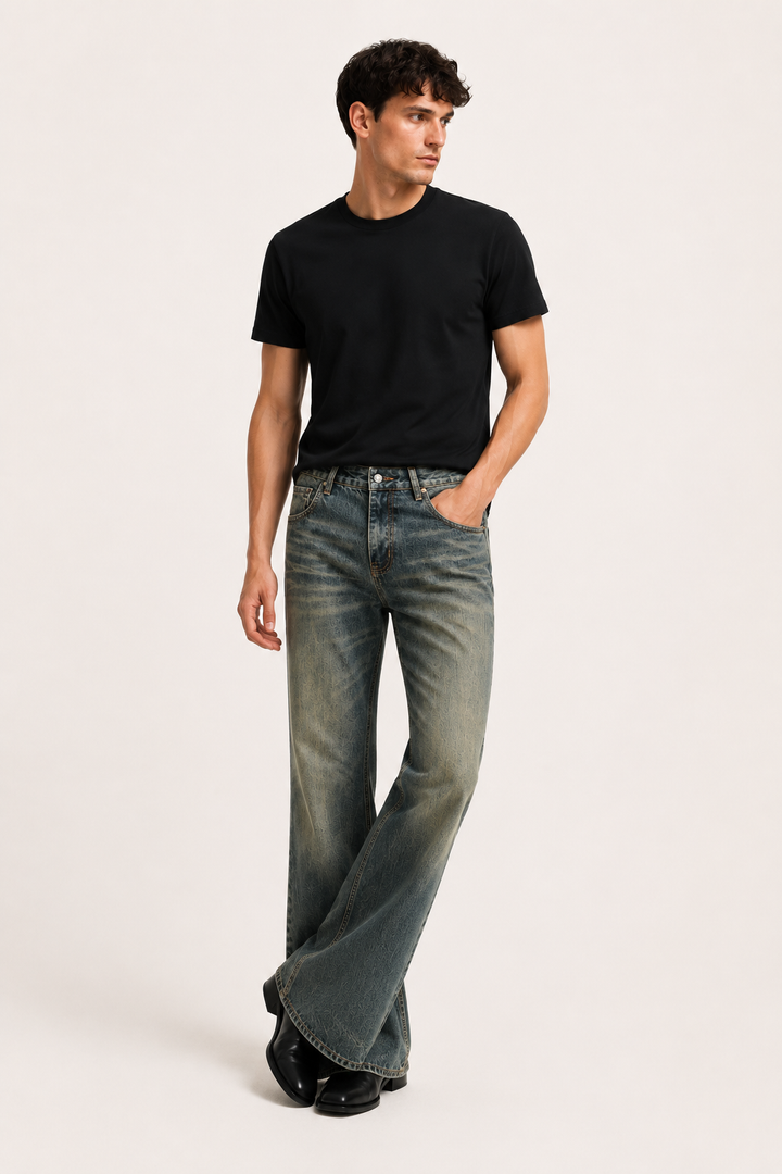 Volledige lengte van de blauwe vintage look herenjeans. Stijlvolle slim-fit flare denim broek.