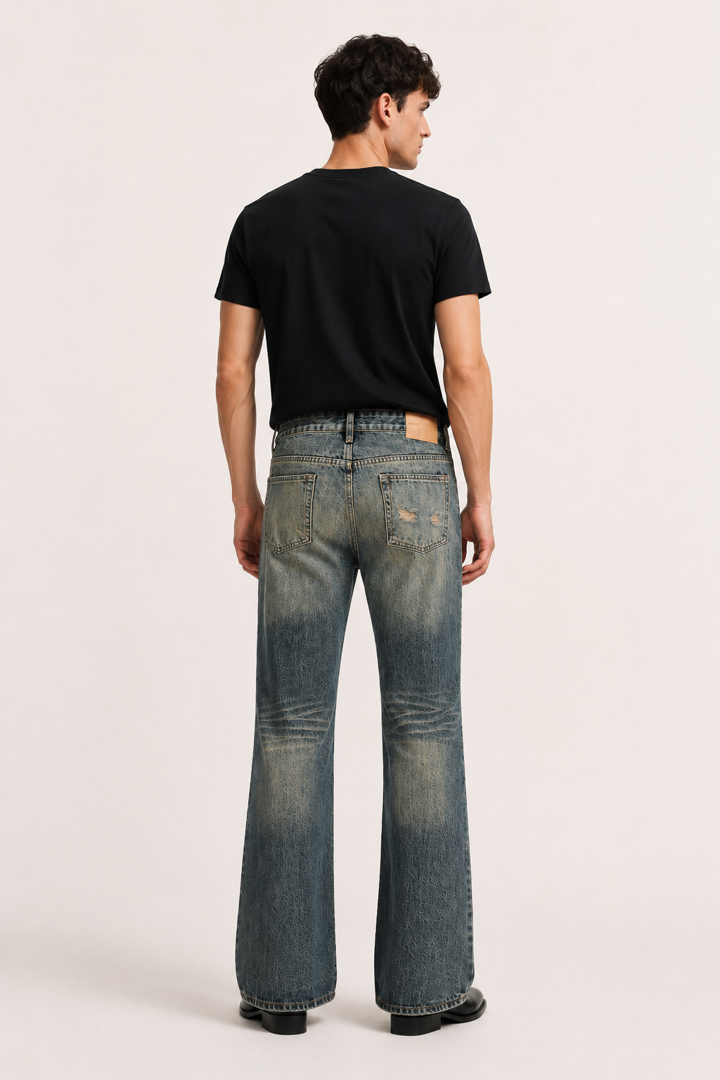 Close-up van de slim-fit flare herenjeans met vintage look. Comfortabele blauwe denim broek.