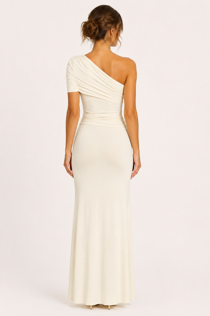 Stijlvolle witte damesjurk met unieke gedrapeerde één-schouder halslijn, perfect voor zomerse feesten en gala's.