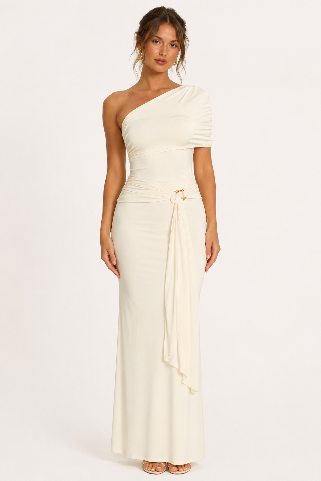 Elegante lange witte dames avondjurk met gedrapeerde één-schouder pasvorm, ideaal als galajurk of feestjurk.