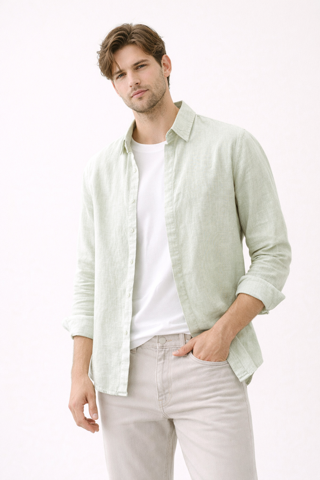 Vooraanzicht van een basic herenoverhemd met lange mouwen, button-down, perfect voor zomerse casual stijl.