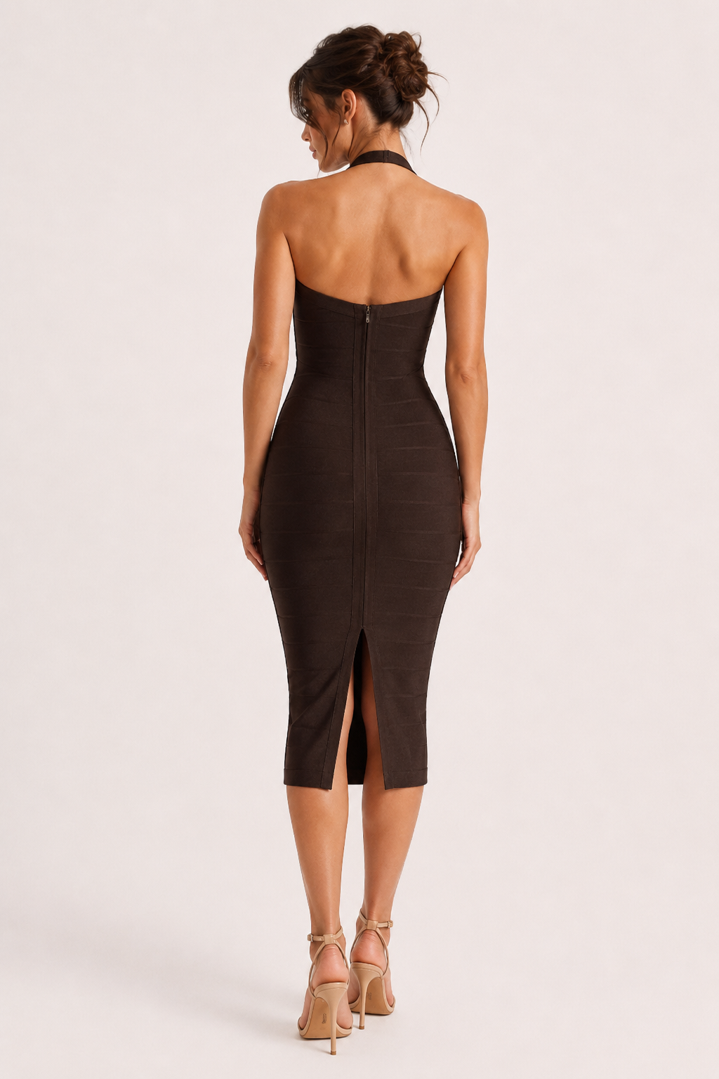Stijlvolle bruine halter midi jurk, perfect als feestjurk, cocktailjurk of gala jurk voor een chique look.