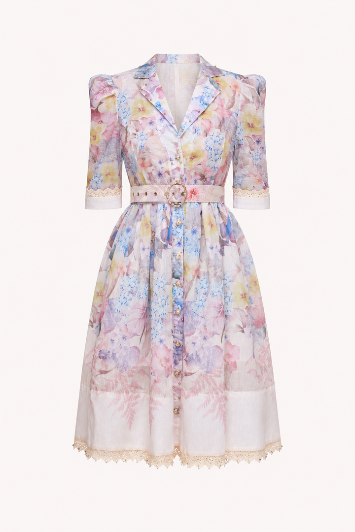 Modieuze dames overhemdjurk met fleurige bloemenprint, korte mouwen en ceintuur, ideaal als comfortabele zomerjurk.