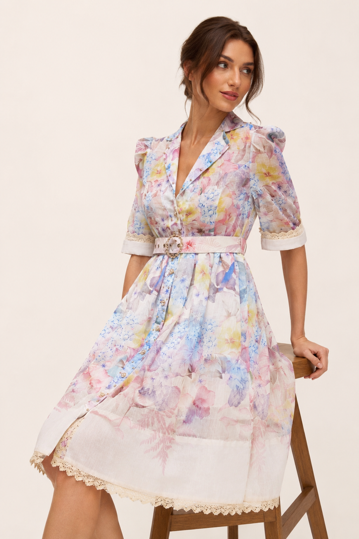 Stijlvolle dames gebloemde overhemdjurk, knielengte, met flatterende ceintuur; perfecte zomerjurk voor damesmode.