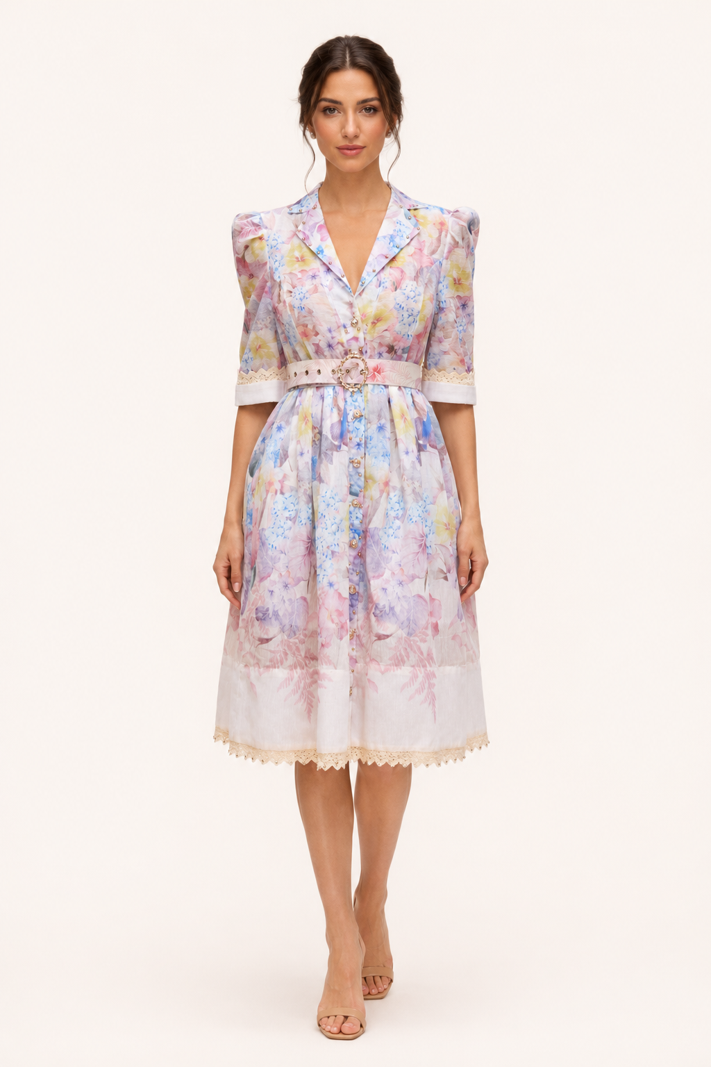 Dames gebloemde overhemdjurk met ceintuur en korte mouwen, ideaal voor zomerse casual of elegante outfits.