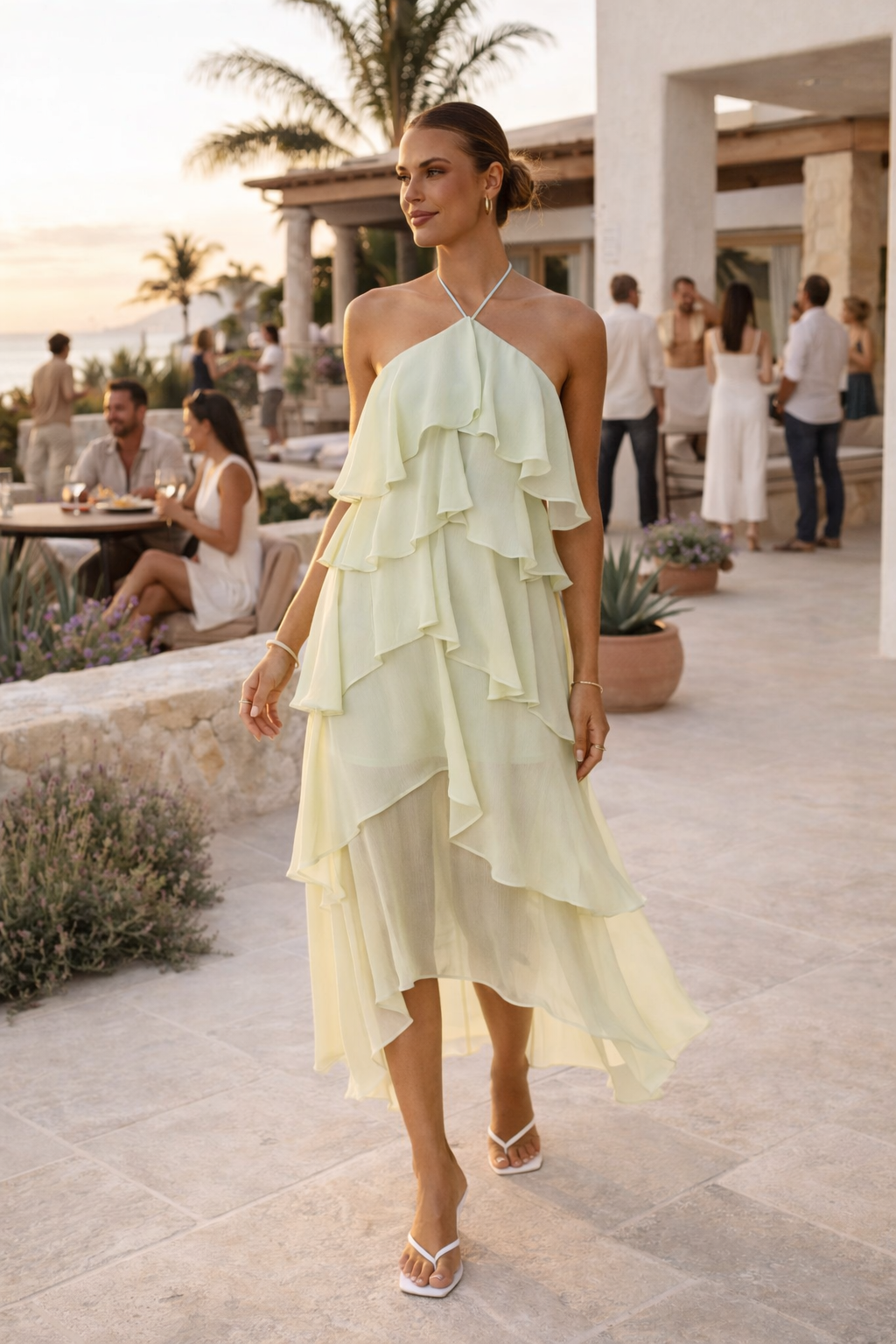 Lange zomerse dames halterjurk, elegant en comfortabel voor elk feest. Modieuze galajurk voor vrouwen.