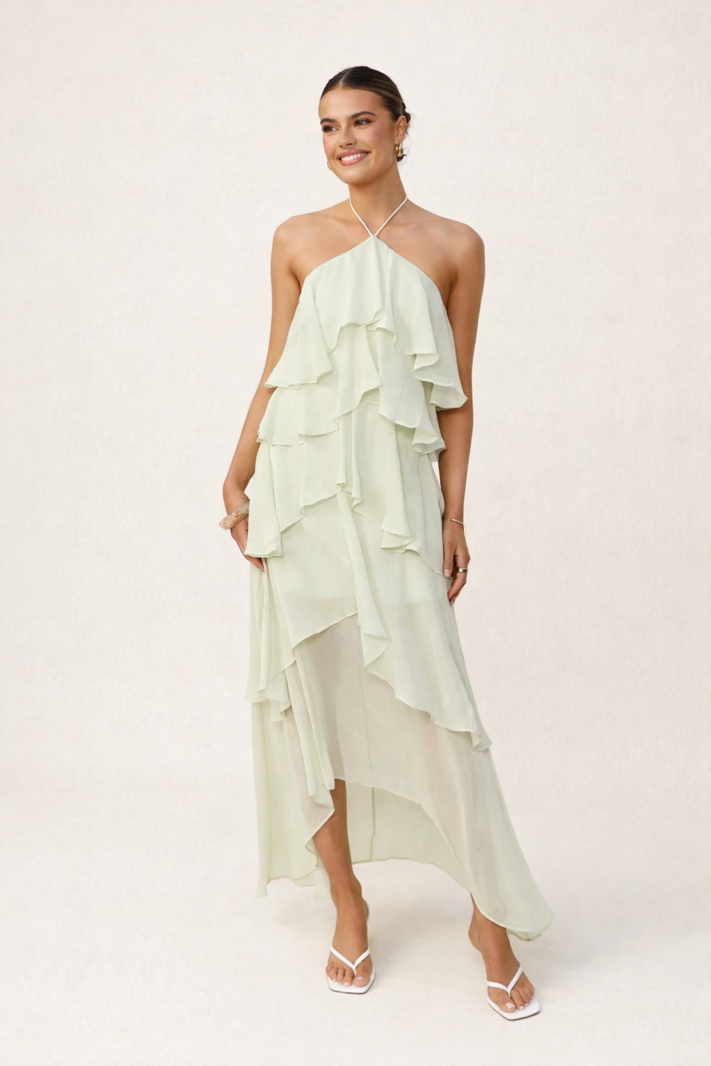 Elegante lange dames halterjurk. Perfecte zomerjurk voor feesten en gala's, stijlvol en modieus.
