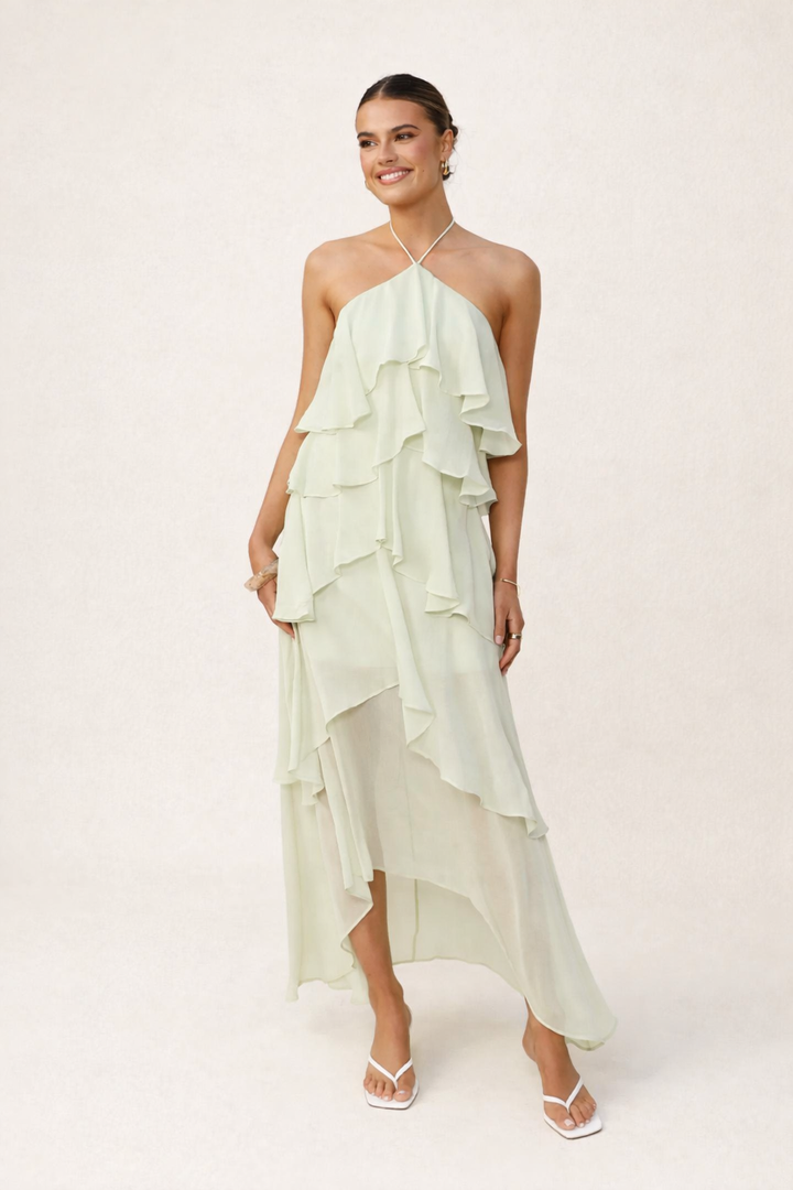 Elegante lange dames halterjurk. Perfecte zomerjurk voor feesten en gala's, stijlvol en modieus.