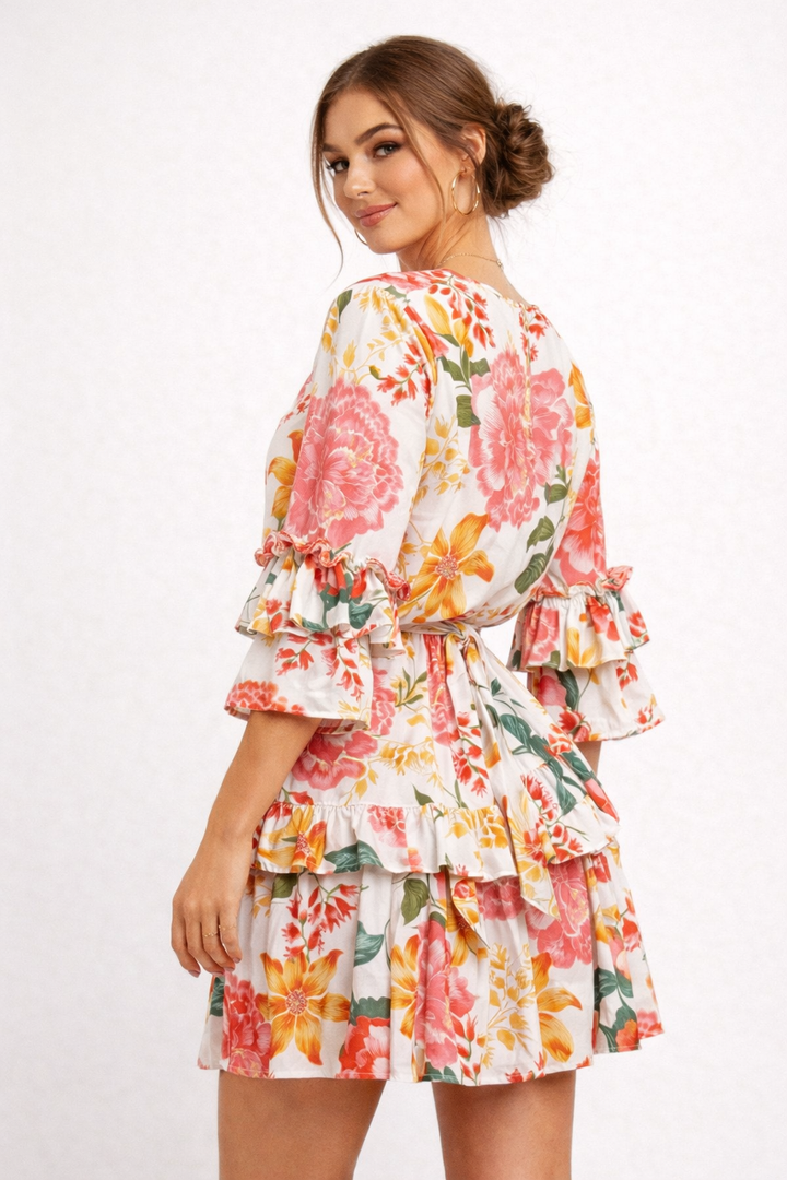 Dames bloemenjurk met sierlijke ruches en een decoratieve strik. Een elegante en comfortabele korte zomerjurk.