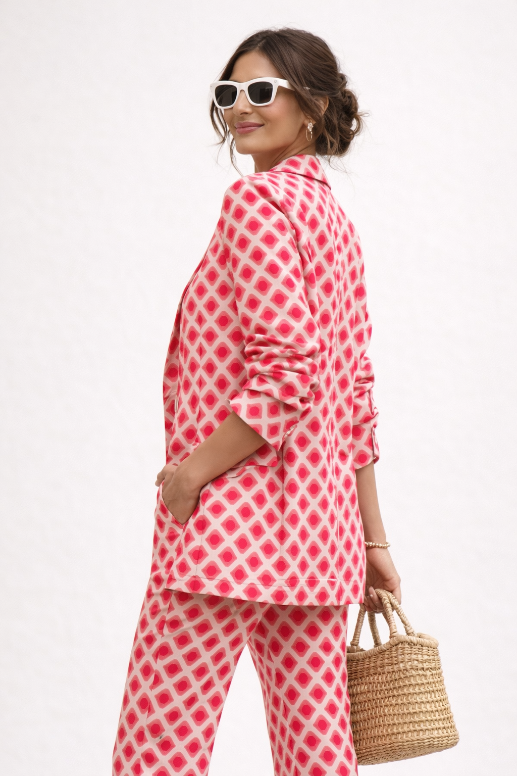 Stijlvolle tweedelige damesset, close-up van de moderne print en elegante snit, ideale formele set dameskleding.