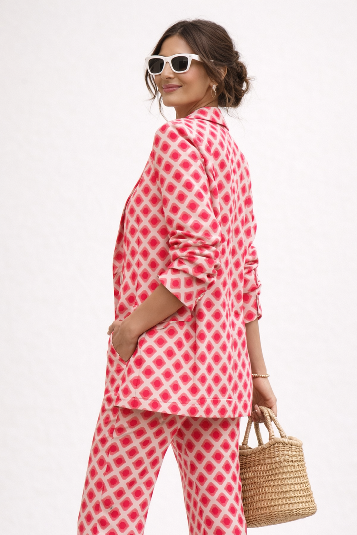 Stijlvolle tweedelige damesset, close-up van de moderne print en elegante snit, ideale formele set dameskleding.