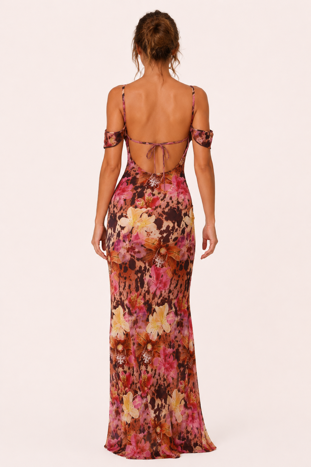 Lange dames avondjurk met bardot halslijn en zomerse bloemprint, perfect voor een elegante look.