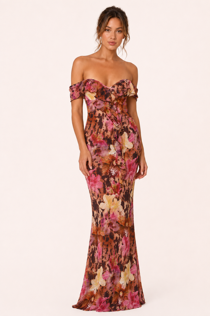 Elegante dames maxi jurk met levendige bloemprint en blote schouders, ideaal voor zomerse feesten.