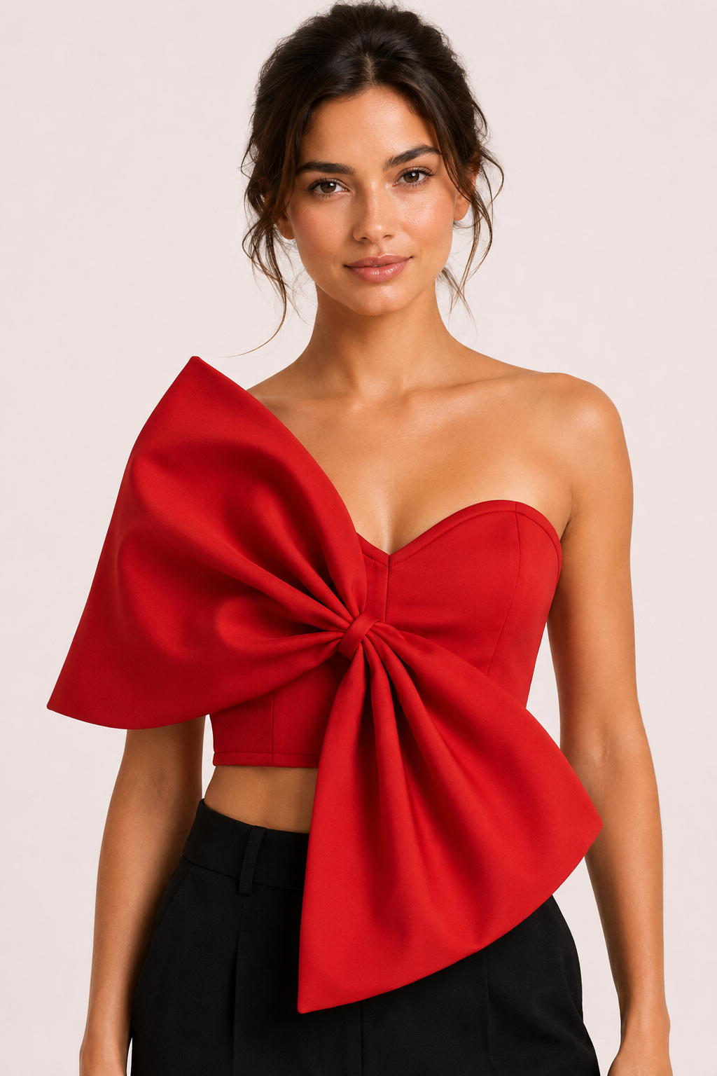 Chique zwarte korte dames top met strikdetail. Een elegante strapless top, perfect voor feesten.