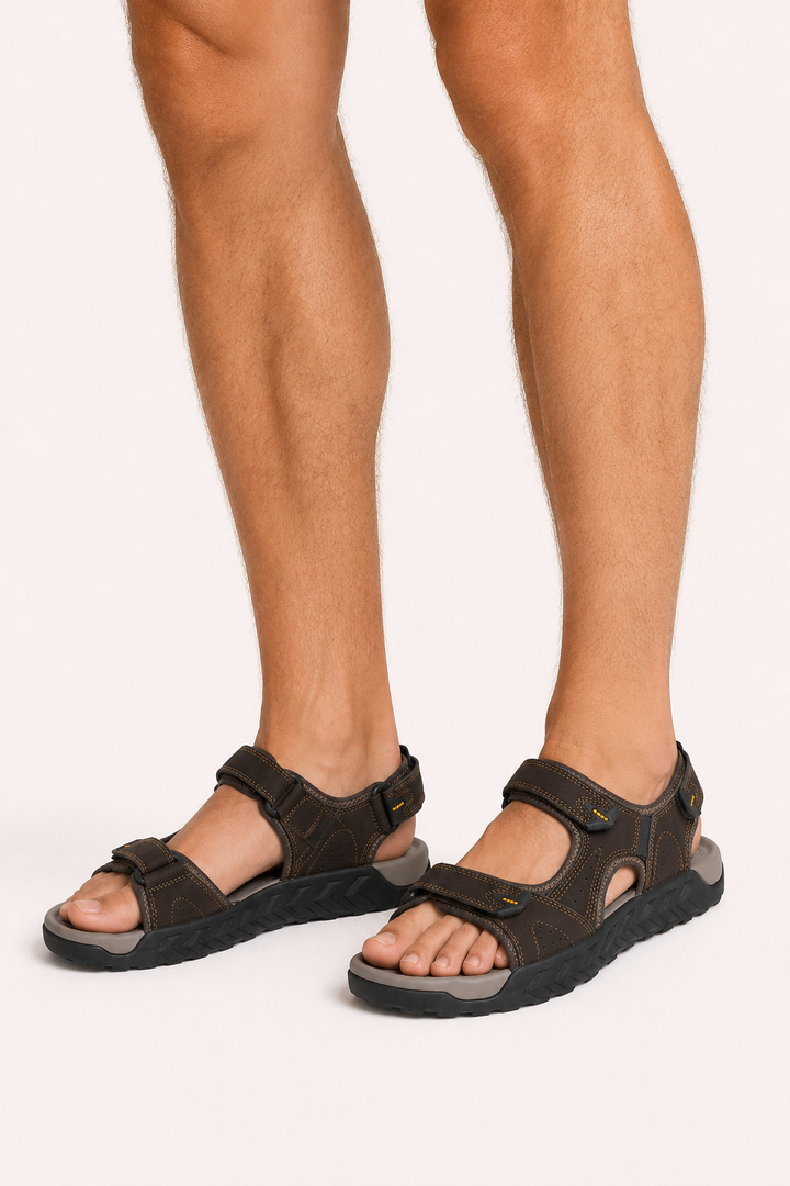 Zwarte sportieve herensandalen met verstelbare bandjes en open teen, ideaal als wandelsandalen of buitensandalen.