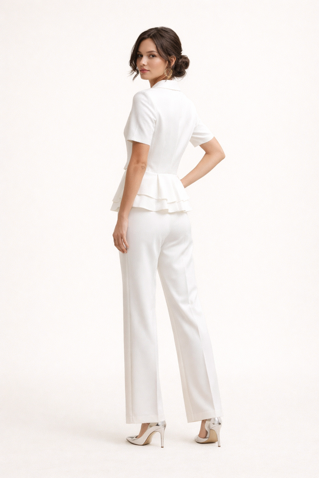 Zomerse dames blazer-pantalon set in wit met korte mouwen, voor een moderne en elegante zakelijke look.