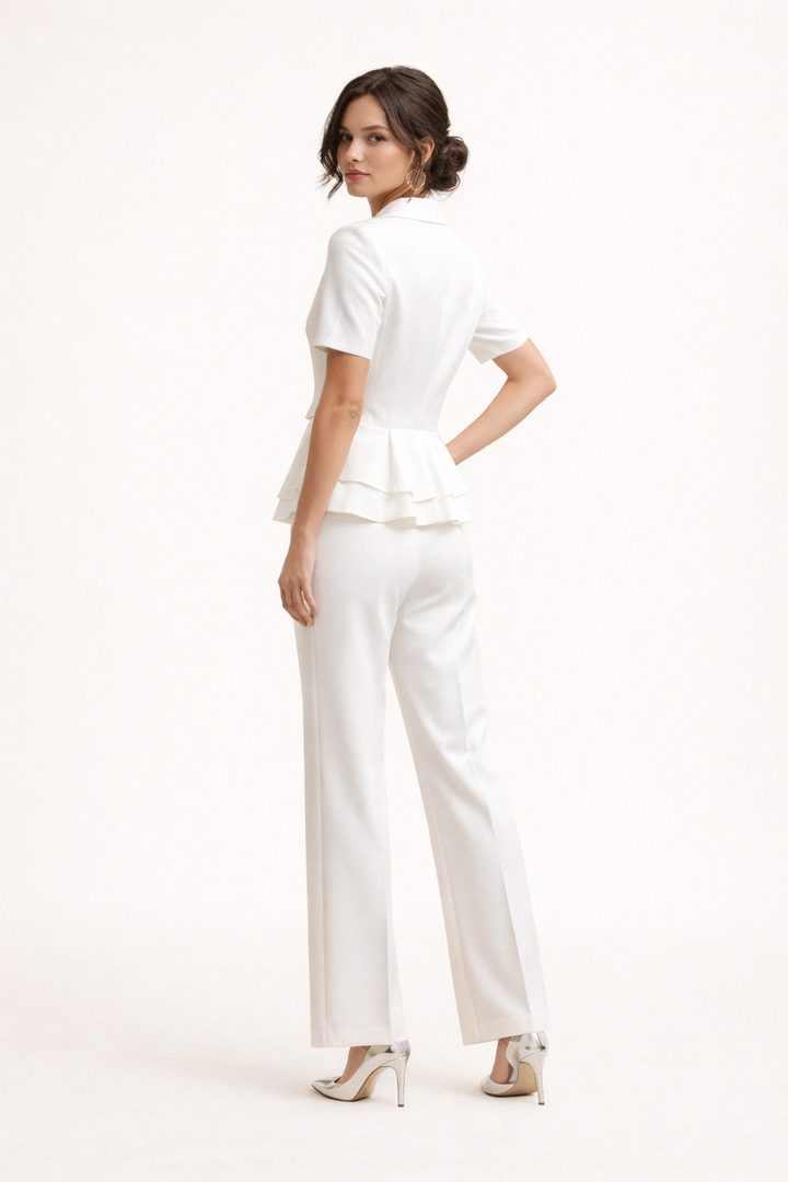 Zomerse dames blazer-pantalon set in wit met korte mouwen, voor een moderne en elegante zakelijke look.