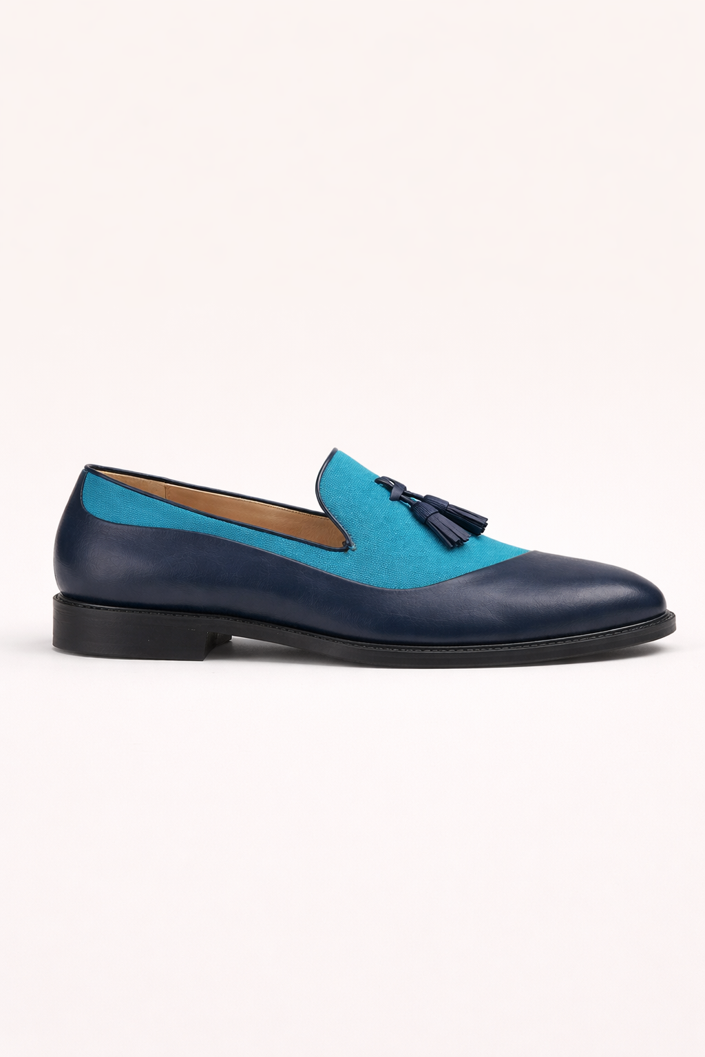 Blauwe herenloafers met kwastjes, chique instappers die elke smart casual of zakelijke outfit compleet maken.