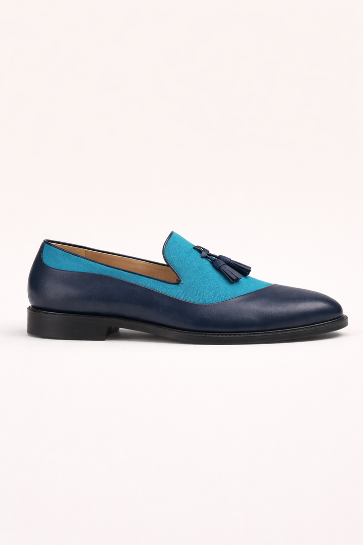 Blauwe herenloafers met kwastjes, chique instappers die elke smart casual of zakelijke outfit compleet maken.