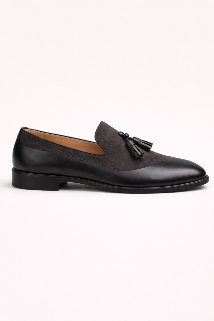 Elegante herenschoenen: zwarte loafers met kwastjes, comfortabele instappers voor elke gelegenheid. Stijlvol en praktisch.
