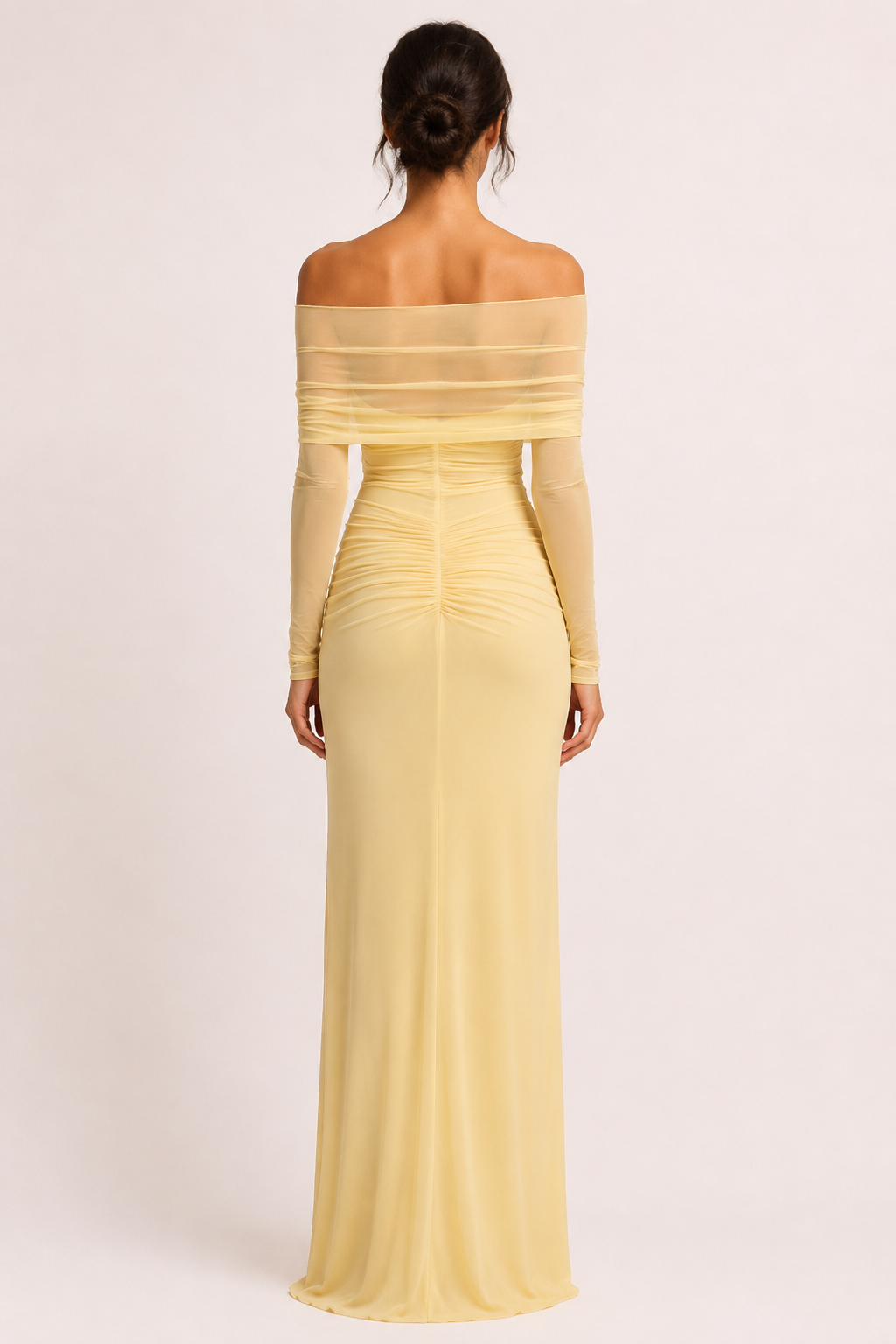 Stijlvolle gele avondjurk met off-shoulder design en split, ideaal als bruiloftsgast of feestjurk.