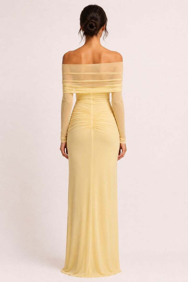 Stijlvolle gele avondjurk met off-shoulder design en split, ideaal als bruiloftsgast of feestjurk.