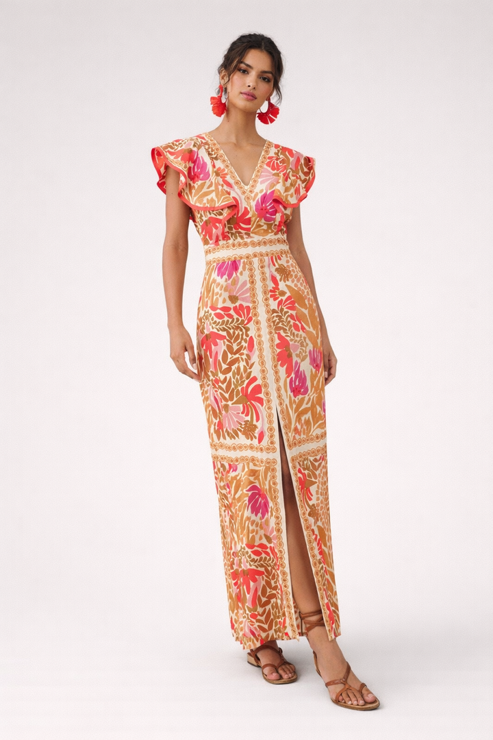 Elegante dames lange bedrukte zomerjurk met V-hals en zwierige ruches, perfect voor een feestje in oranje tinten.