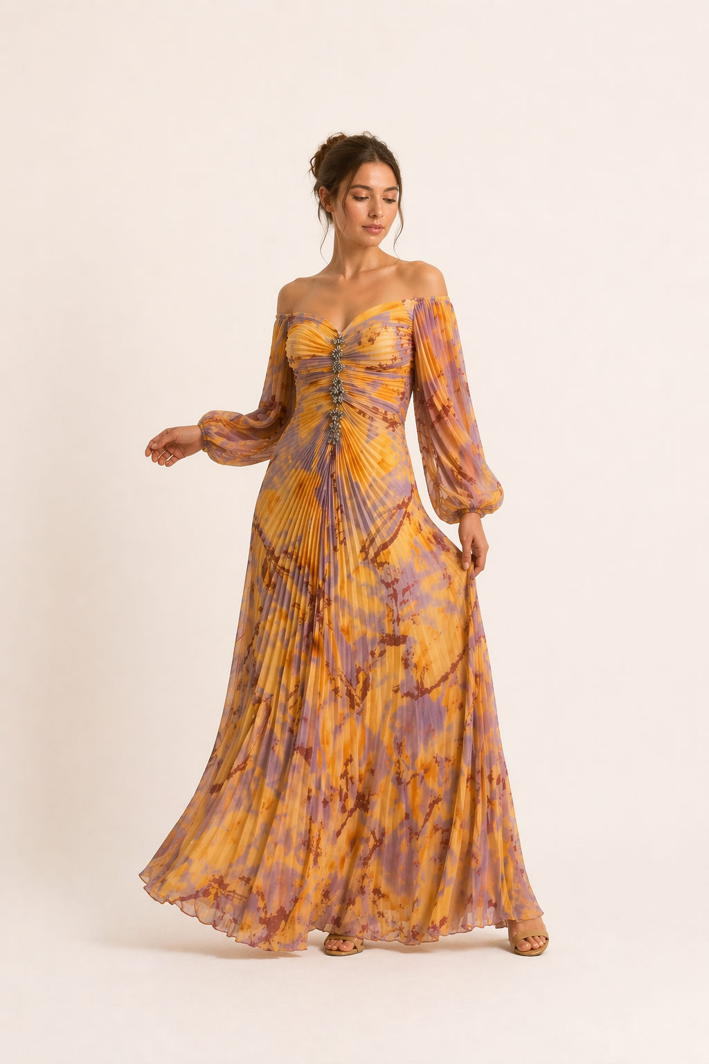 Stijlvolle oranje avondjurk met diepe geplooide split. Ideaal als lange zomerjurk of gelegenheidsjurk voor dames.