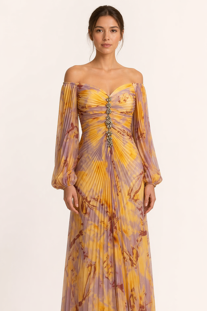 Oranje geplooide feestjurk voor dames. Een elegante lange avondjurk met split, ideaal voor een speciale gelegenheid.