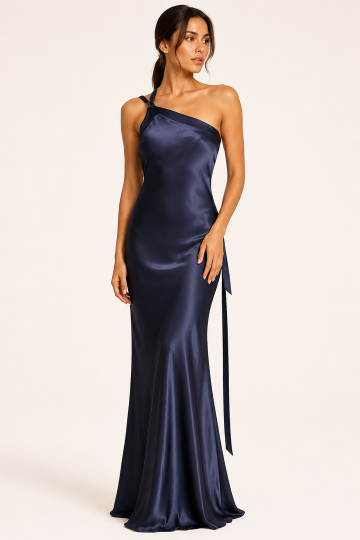 Dames asymmetrische one-shoulder maxi jurk in vloeiende stof, voor een moderne en elegante uitstraling.