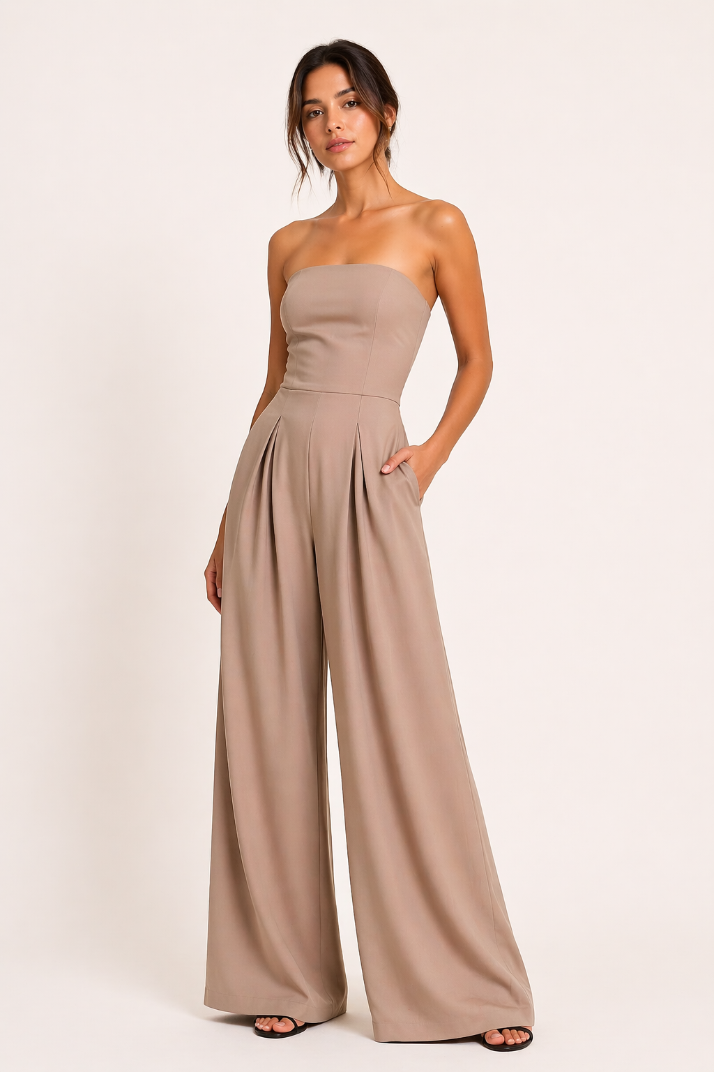 Marineblauwe dames jumpsuit met wijde pijpen en strapless design, een chique keuze voor zomerse gelegenheden.