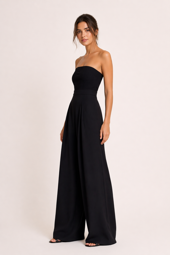Zwarte strapless jumpsuit voor dames met wijde pijpen, ideaal voor een stijlvolle zomeravond of evenement.