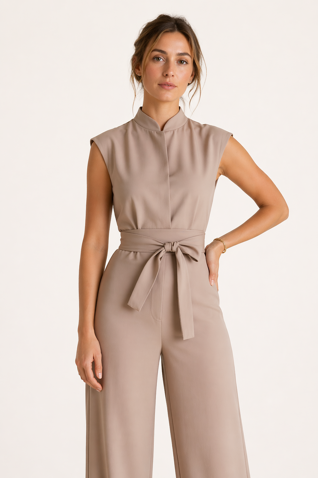 Stijlvolle zwarte dames jumpsuit met wijde pijpen, mouwloos, hoge hals en chique riem voor zomer of feest.