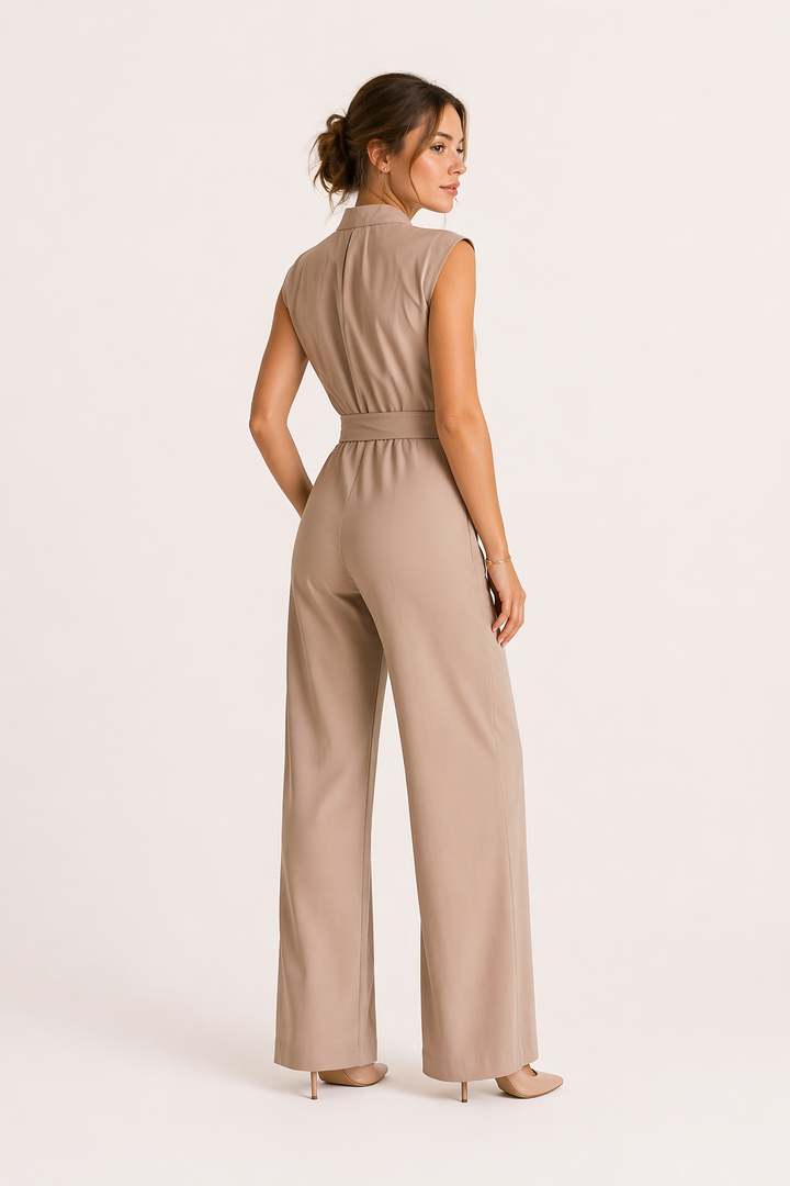 Comfortabele khaki dames jumpsuit met wijde pijpen, elegante riem; perfect voor kantoor of een feestelijke zomeravond.
