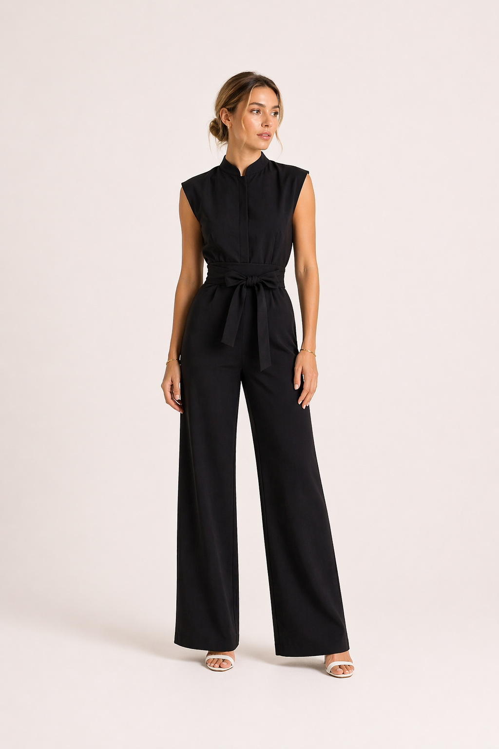 Feestelijke en zakelijke dames jumpsuit, mouwloos met wijde pijpen en riem, verkrijgbaar in khaki, wit, zwart.