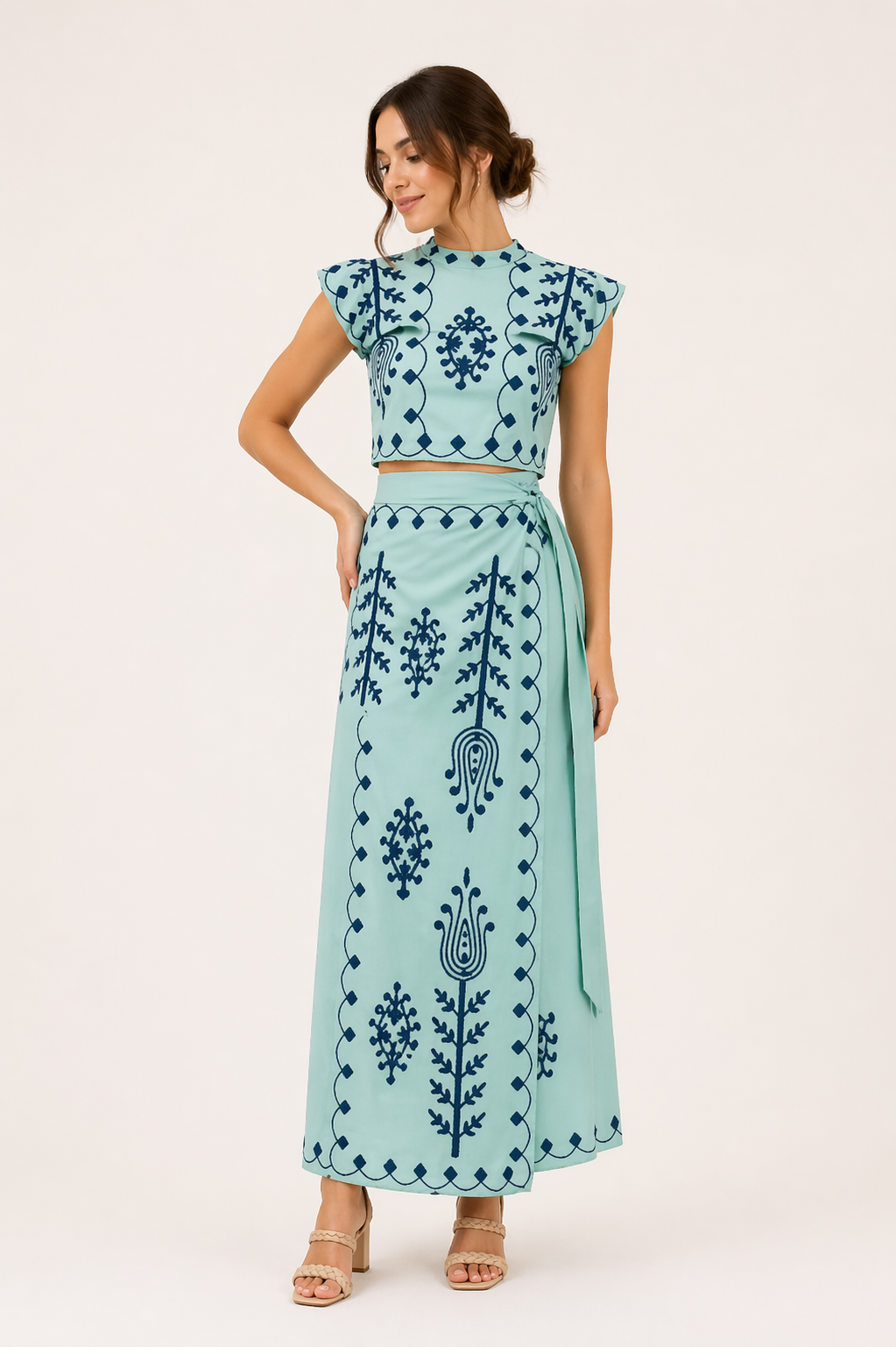Comfortabele en chique dames tweedelige set. Geborduurde midirok en korte top voor een stijlvolle zomerlook.