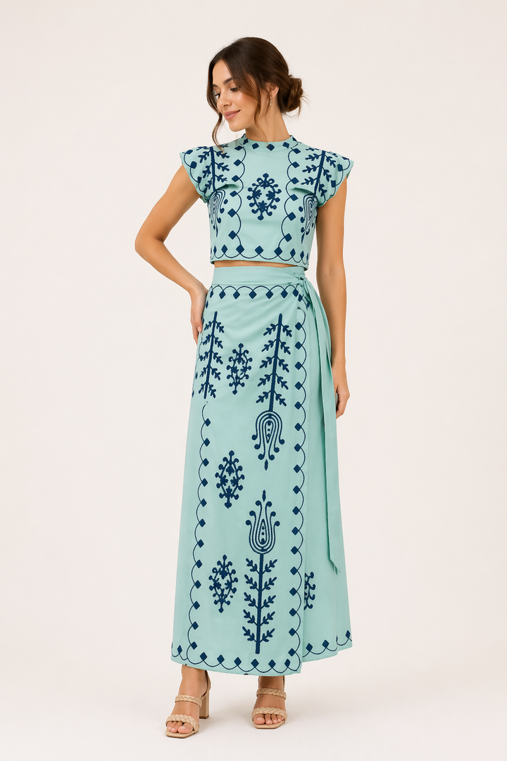 Comfortabele en chique dames tweedelige set. Geborduurde midirok en korte top voor een stijlvolle zomerlook.