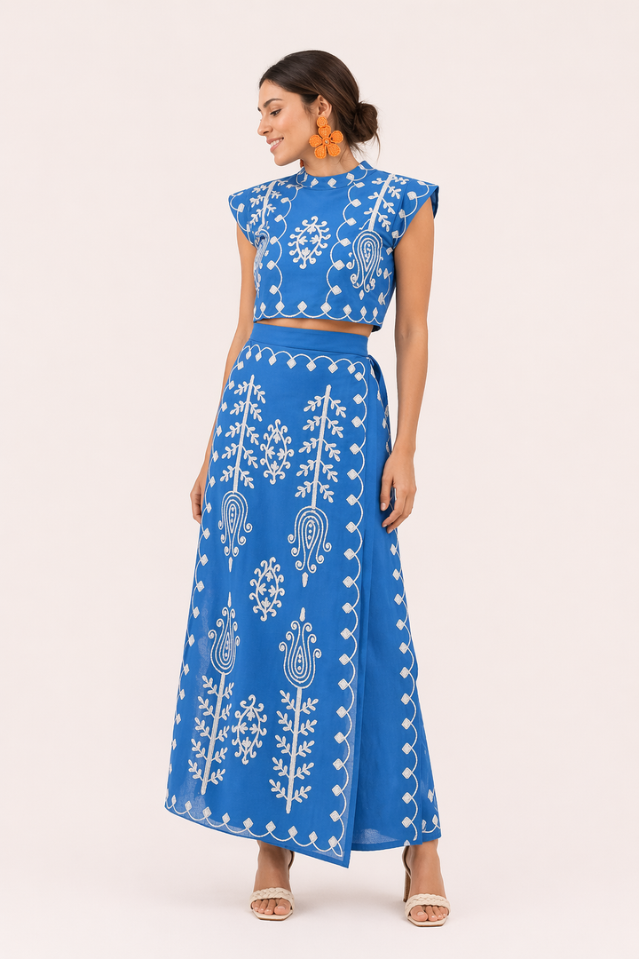 Feestelijke dames zomerkleding: geborduurde tweedelige rokset met elegante midirok en korte top.
