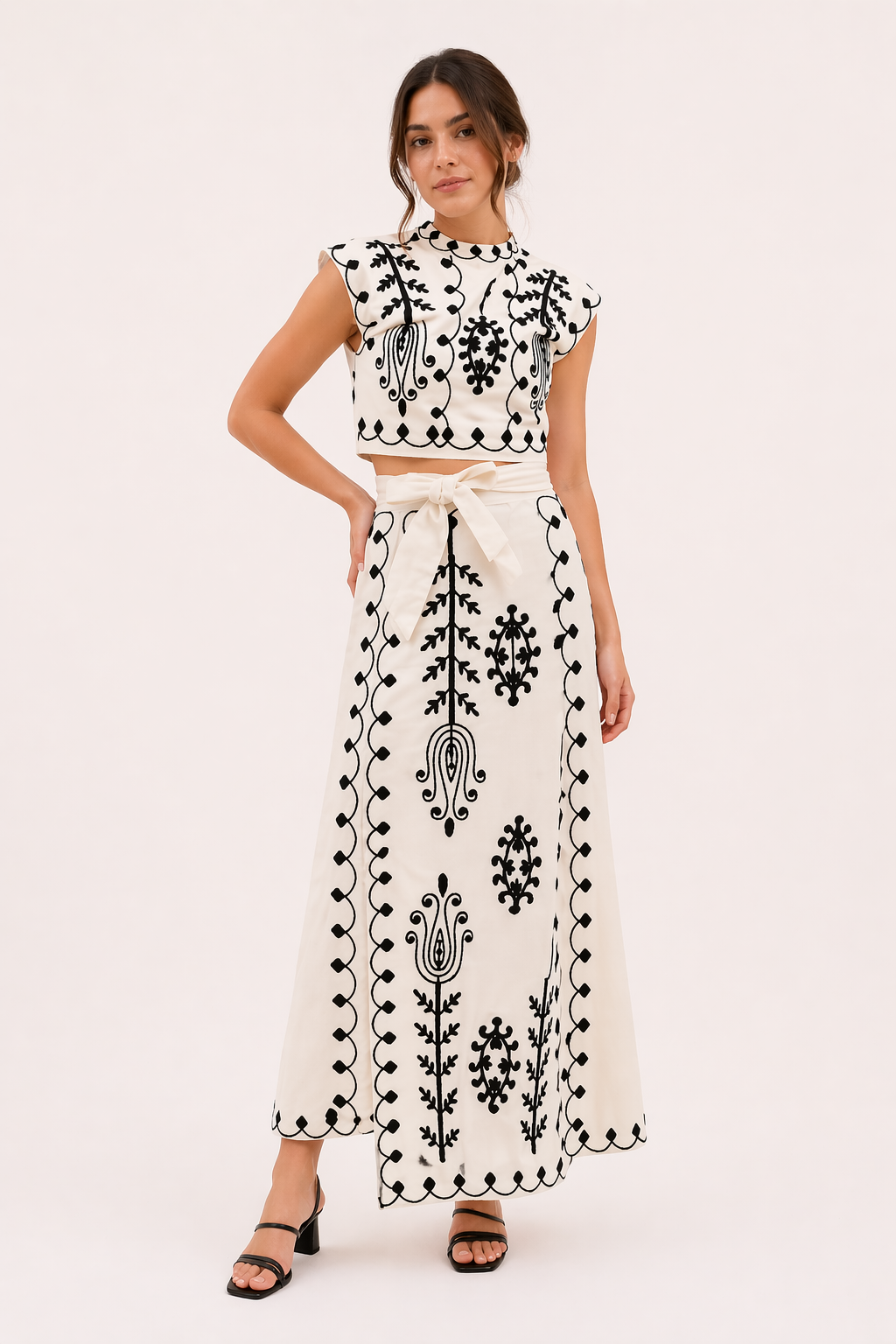 Elegante dames geborduurde tweedelige set met midirok en korte top. Perfect voor zomerse feestjes.
